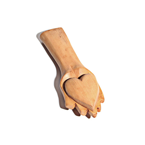 Mão coração de madeira natural - Juazeiro