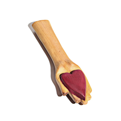 Mão coração de madeira vermelho - Juazeiro