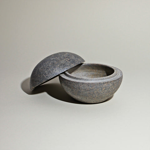 Saleiro Bola em pedra sabão - 10 cm